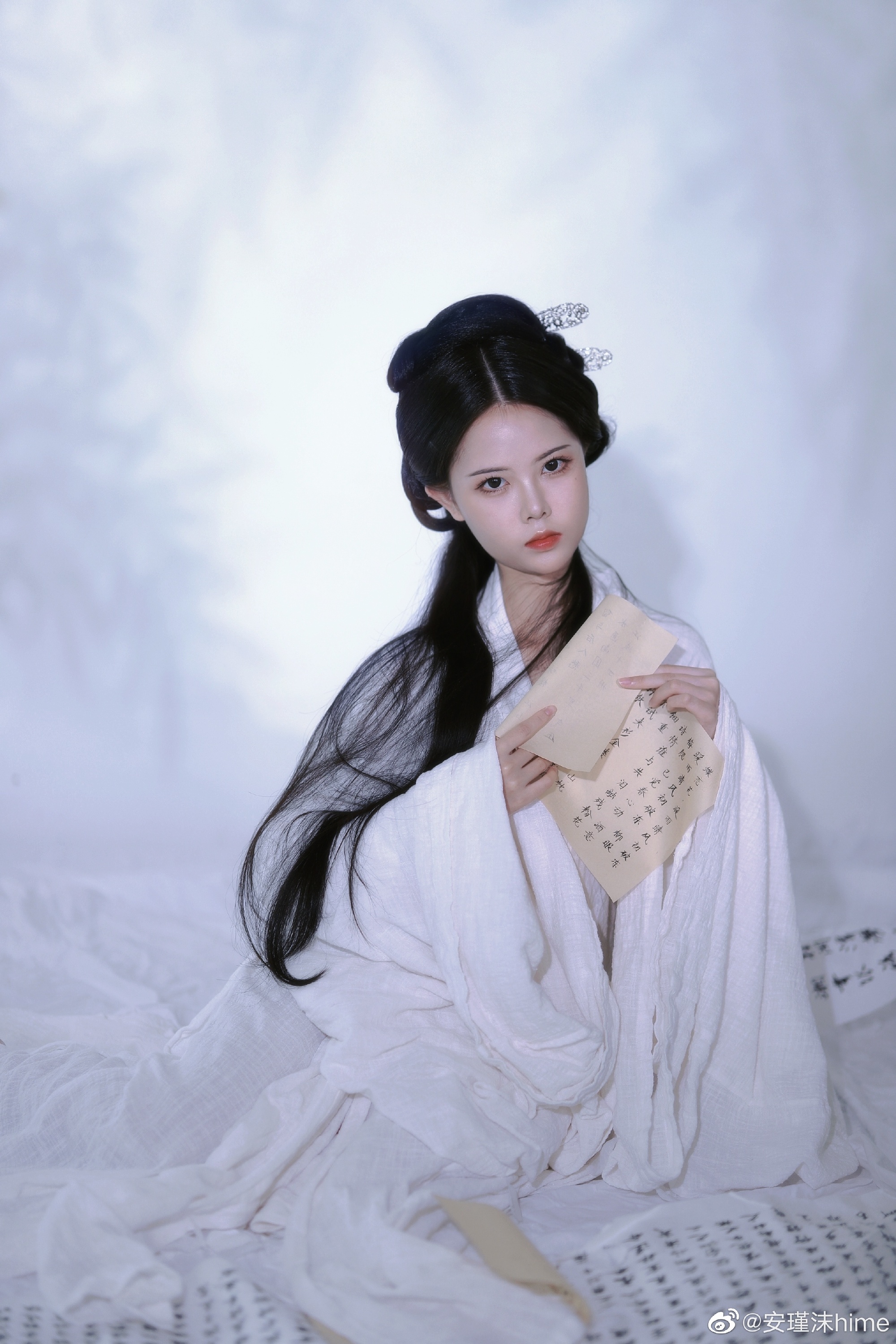 汉服 落花有意随流水，流水无情恋落花。@安瑾沫hime