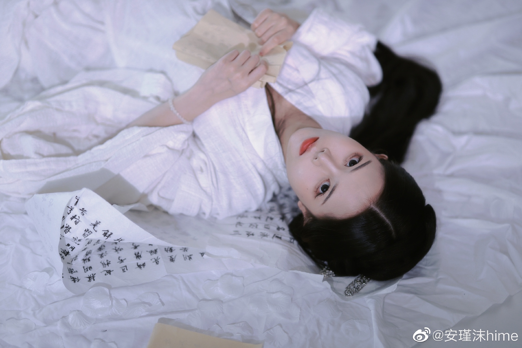 汉服 落花有意随流水，流水无情恋落花。@安瑾沫hime