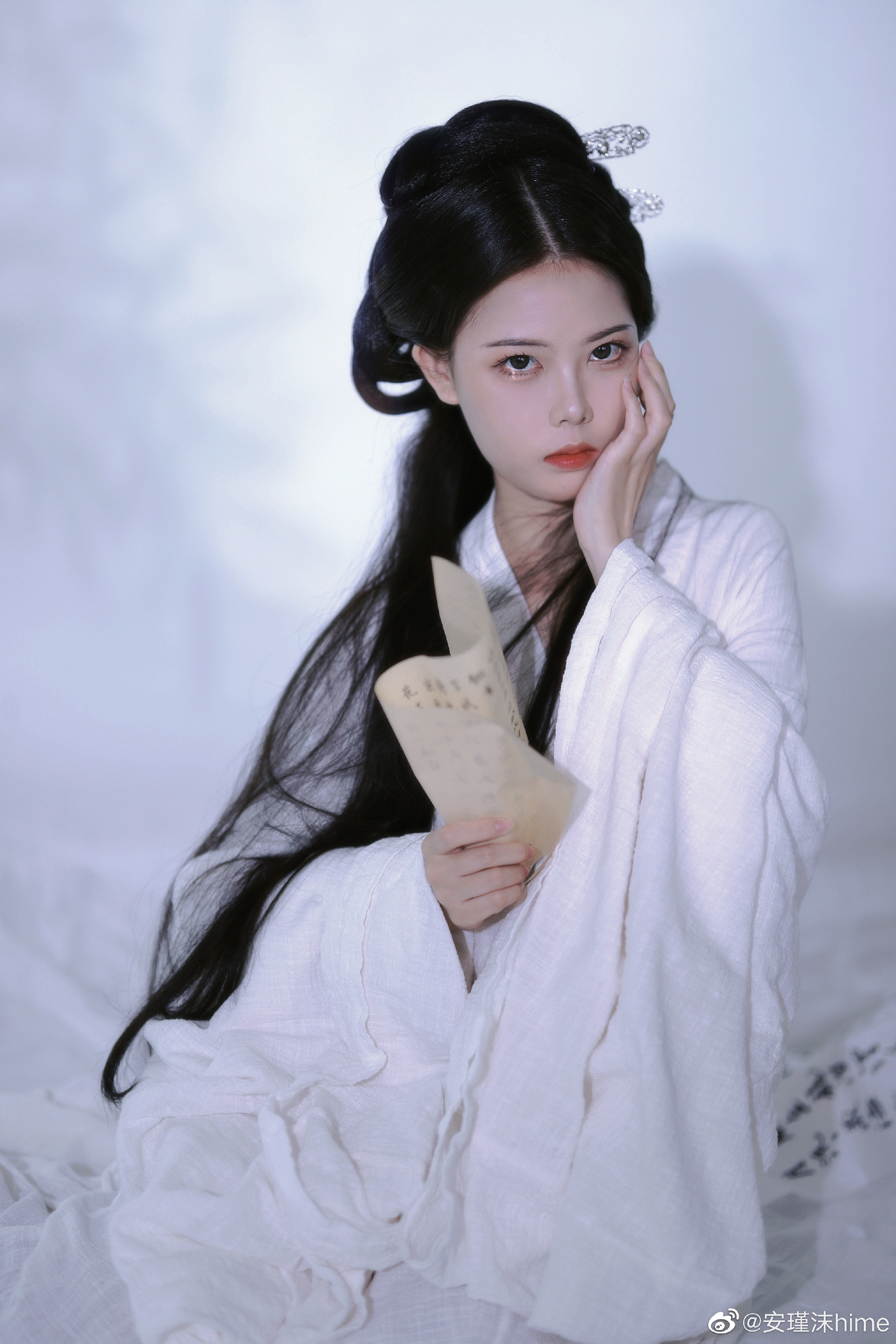 汉服 落花有意随流水，流水无情恋落花。@安瑾沫hime