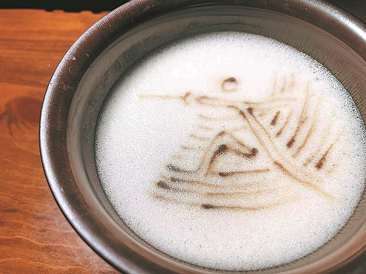 中国茶大师呈现精美的泡沫艺术