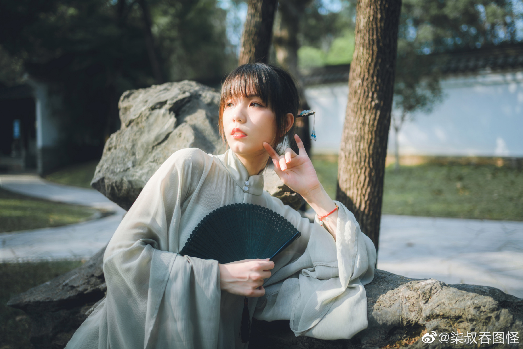 春宵折旧几多愁，花影倚窗人倚楼。@一只陶瓷碗_