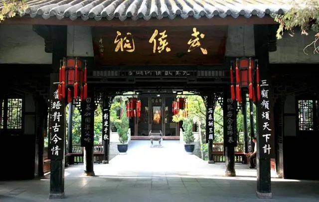 重回汉唐创始人吕晓玮：推荐大家穿汉服游成都 感受古韵与潮流之美