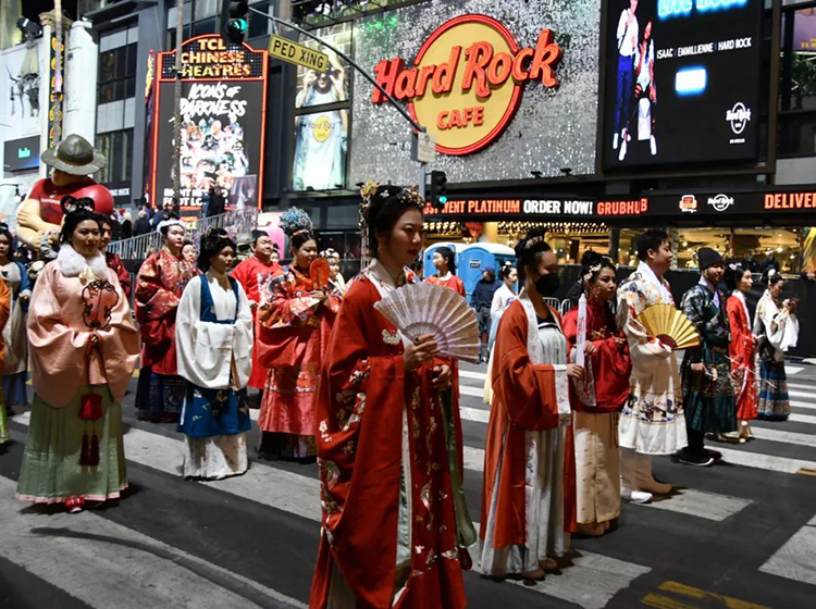 华流才是顶流！中国汉服方阵首次亮相好莱坞圣诞大游行