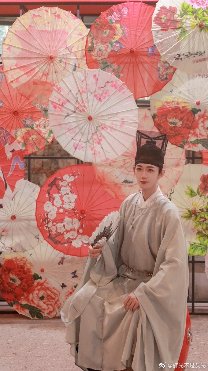 造化绝高处，富春独多观@辉光不是灰光