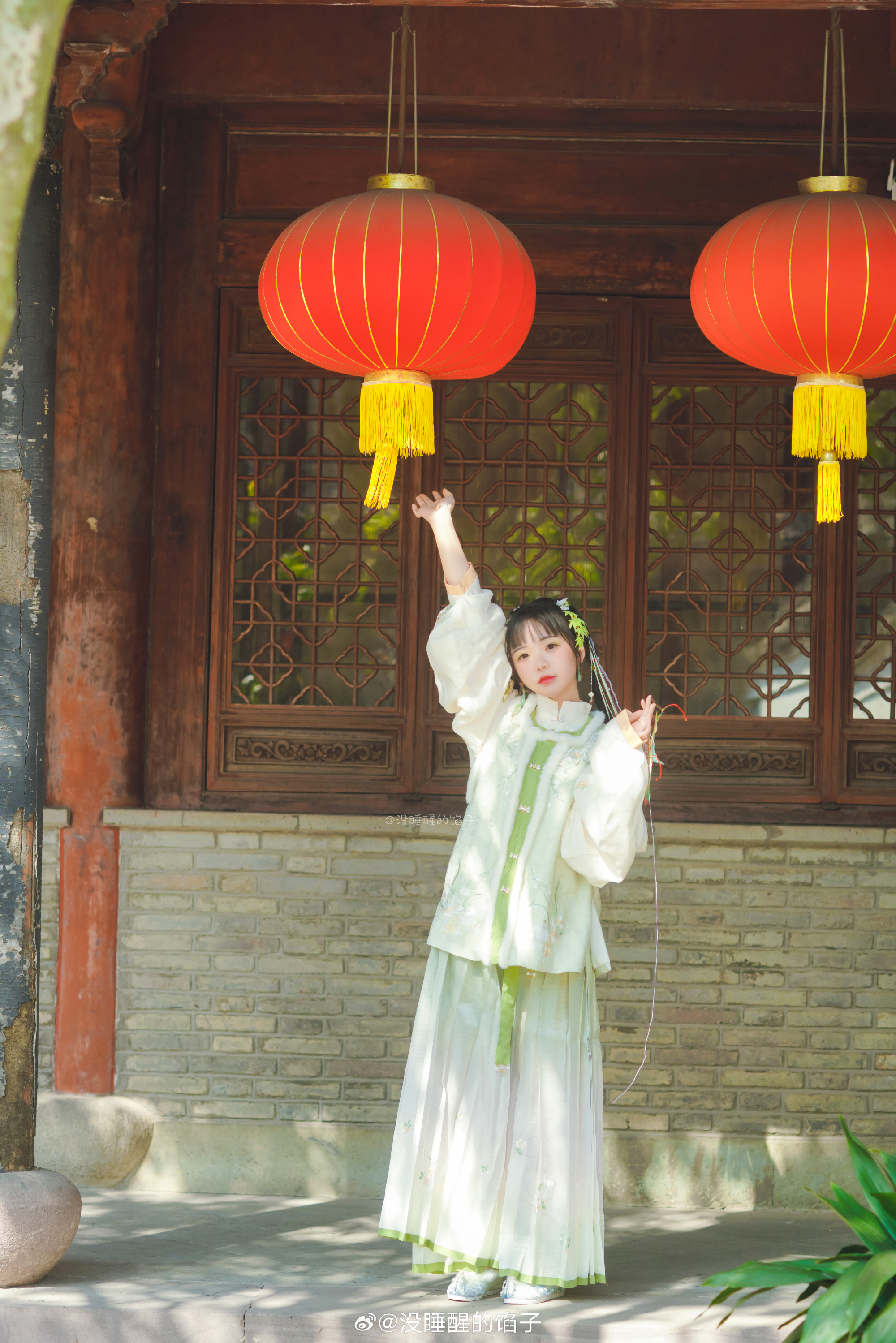 汉服 先生说考功名就得读书破万卷 但我也想和你趁好春光放纸鸢。@没睡醒的馅子