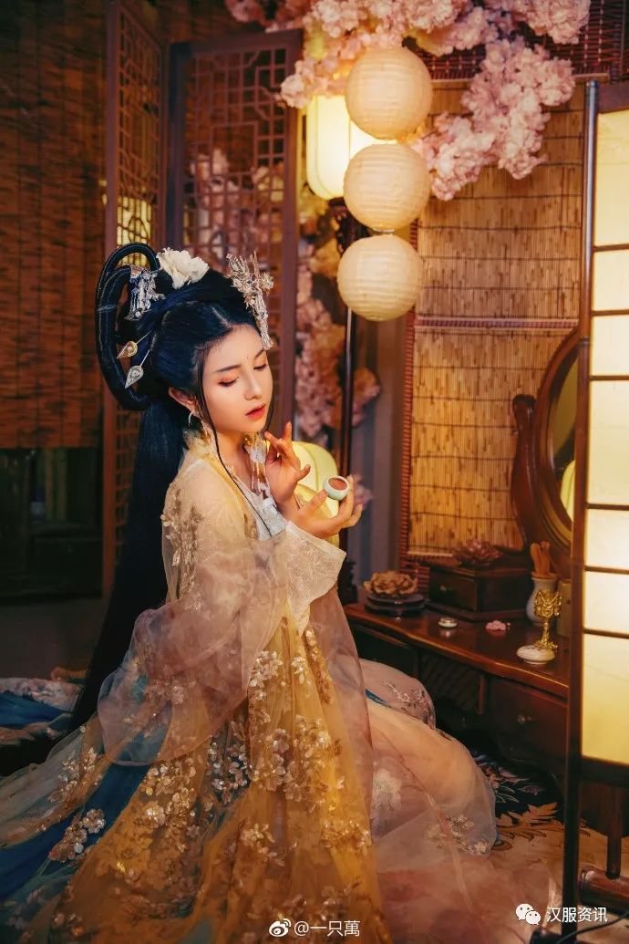 春去冬来 你曾笑我棋艺不精 我便日日与自己下棋 可如今却不能再与你对弈一场了