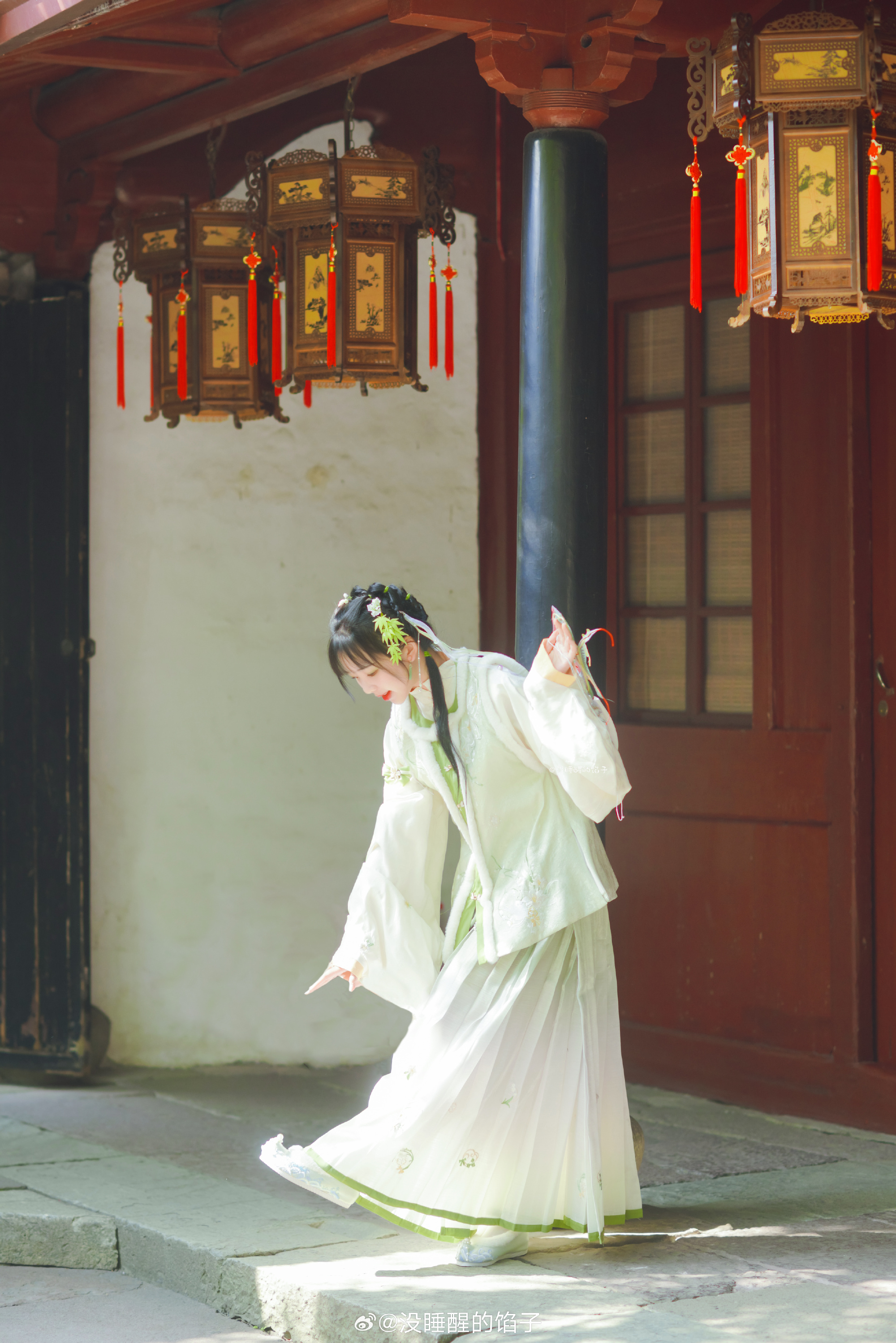 汉服 先生说考功名就得读书破万卷 但我也想和你趁好春光放纸鸢。@没睡醒的馅子