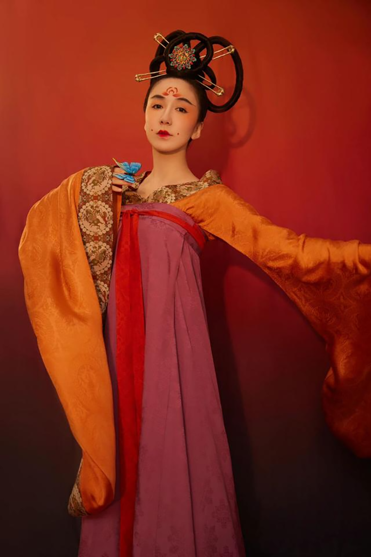 33岁的娄艺潇身穿汉服出席北京时装周