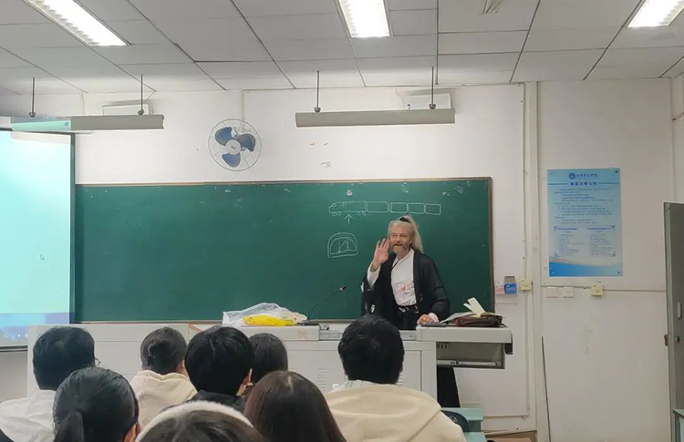四川一外教穿汉服上课，来中国17年,熟读四大名著、会炒宫保鸡丁
