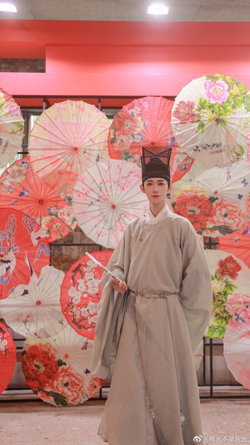 造化绝高处，富春独多观@辉光不是灰光