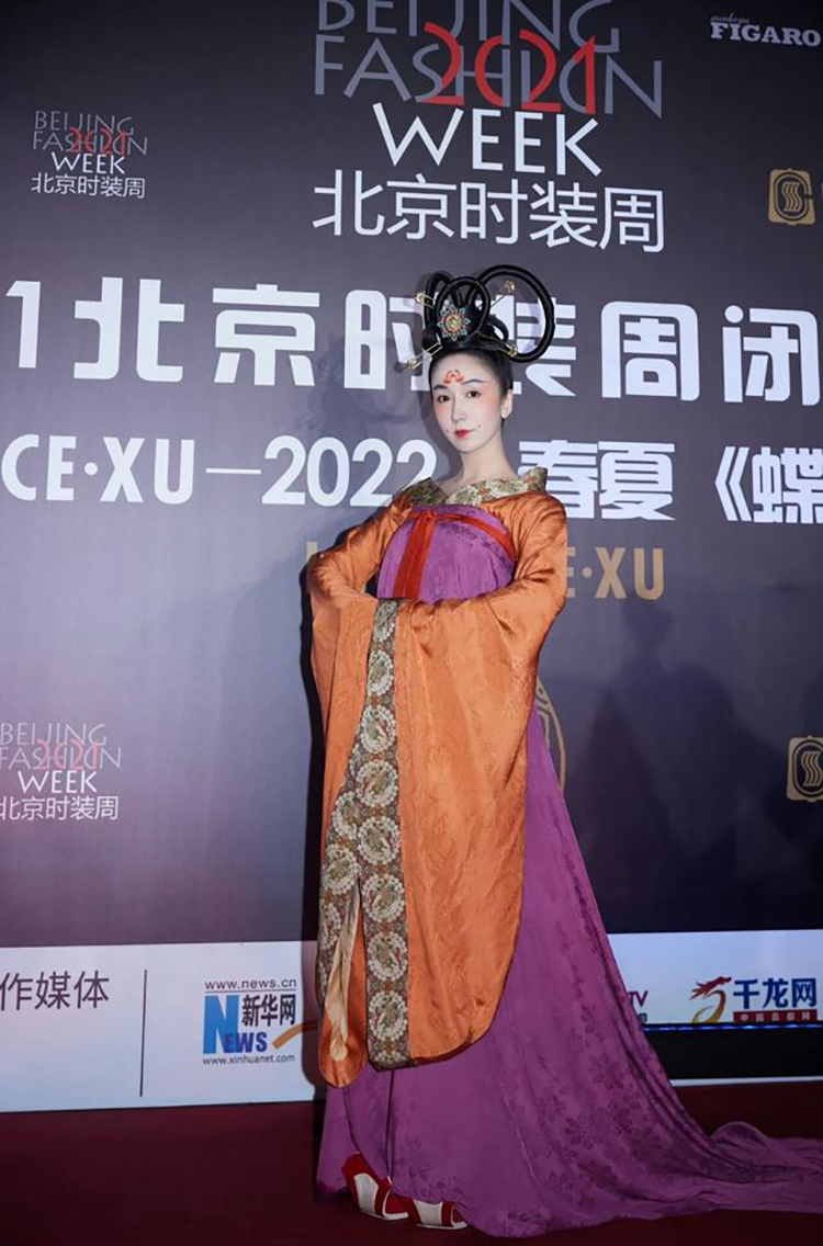 33岁的娄艺潇身穿汉服出席北京时装周