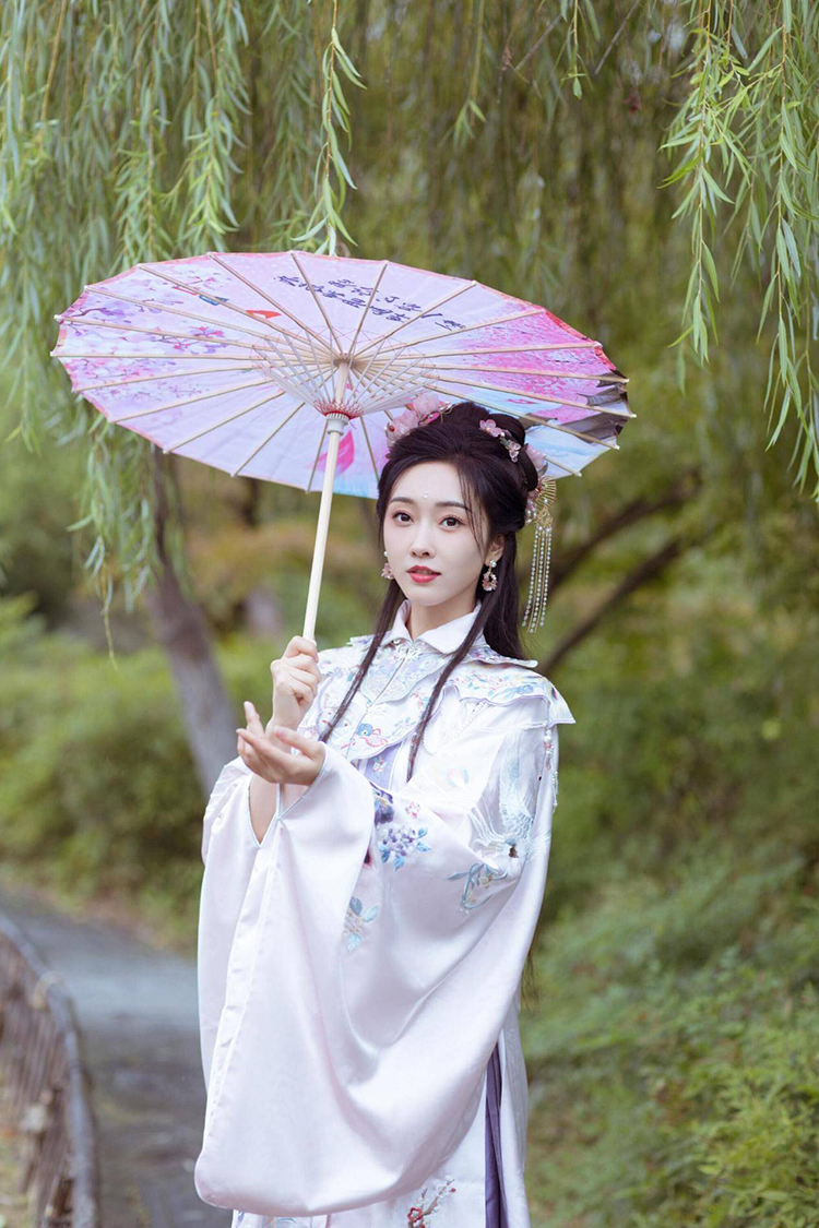 被穿汉服的宣璐惊艳到了！古典又端庄，越看越心动！