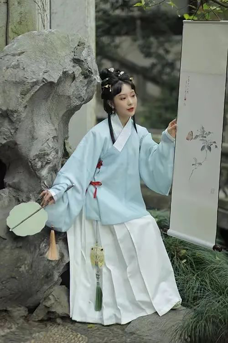 玲娜贝儿中秋服饰争议|中国风应该坚持右衽吗？