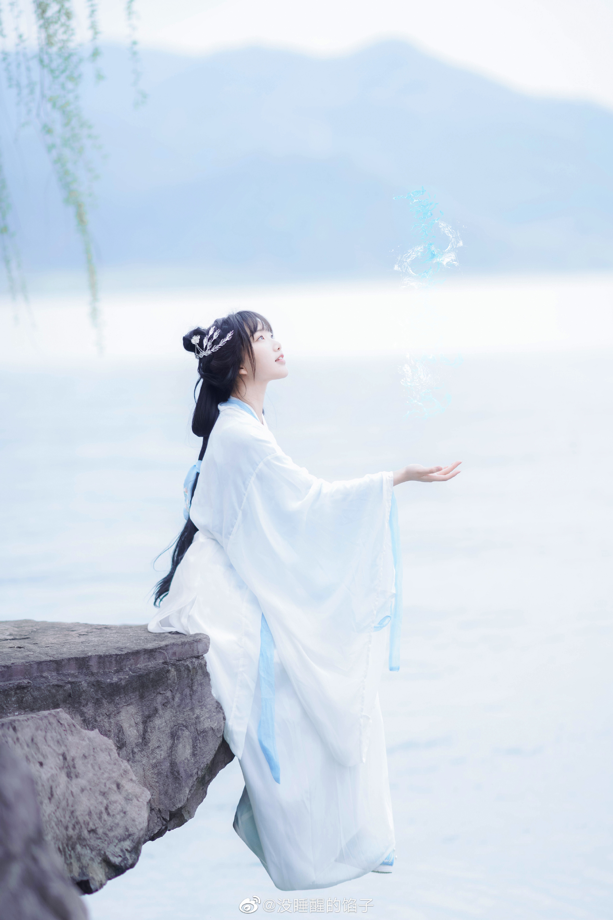 汉服 山水不渡我，琴声不渡江，留你在心上@没睡醒的馅子