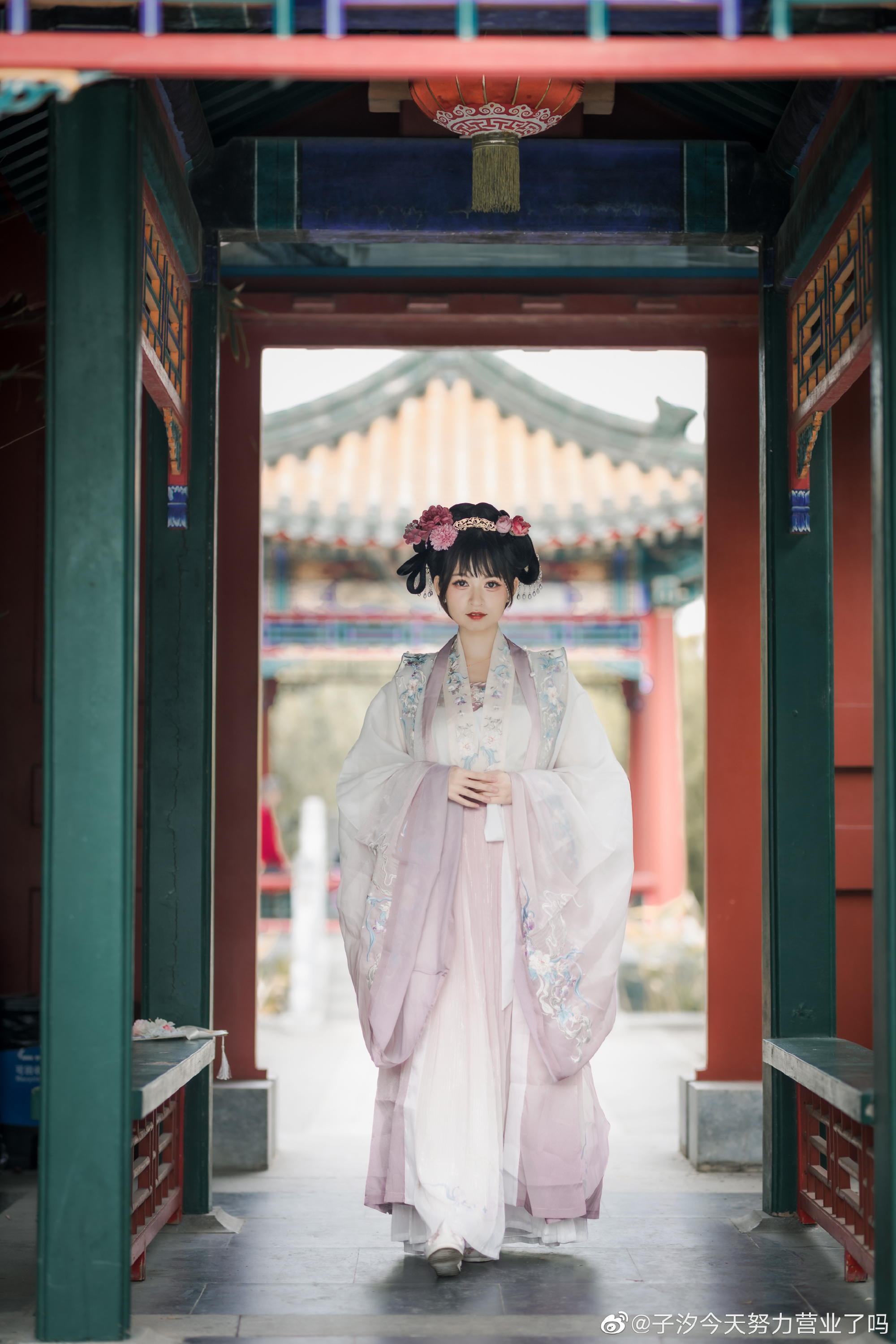 【汉服】大宋小公主出逃啦 宫墙内，孤城闭。 只愿爱人一生顺遂。@子汐今天努力营业了吗