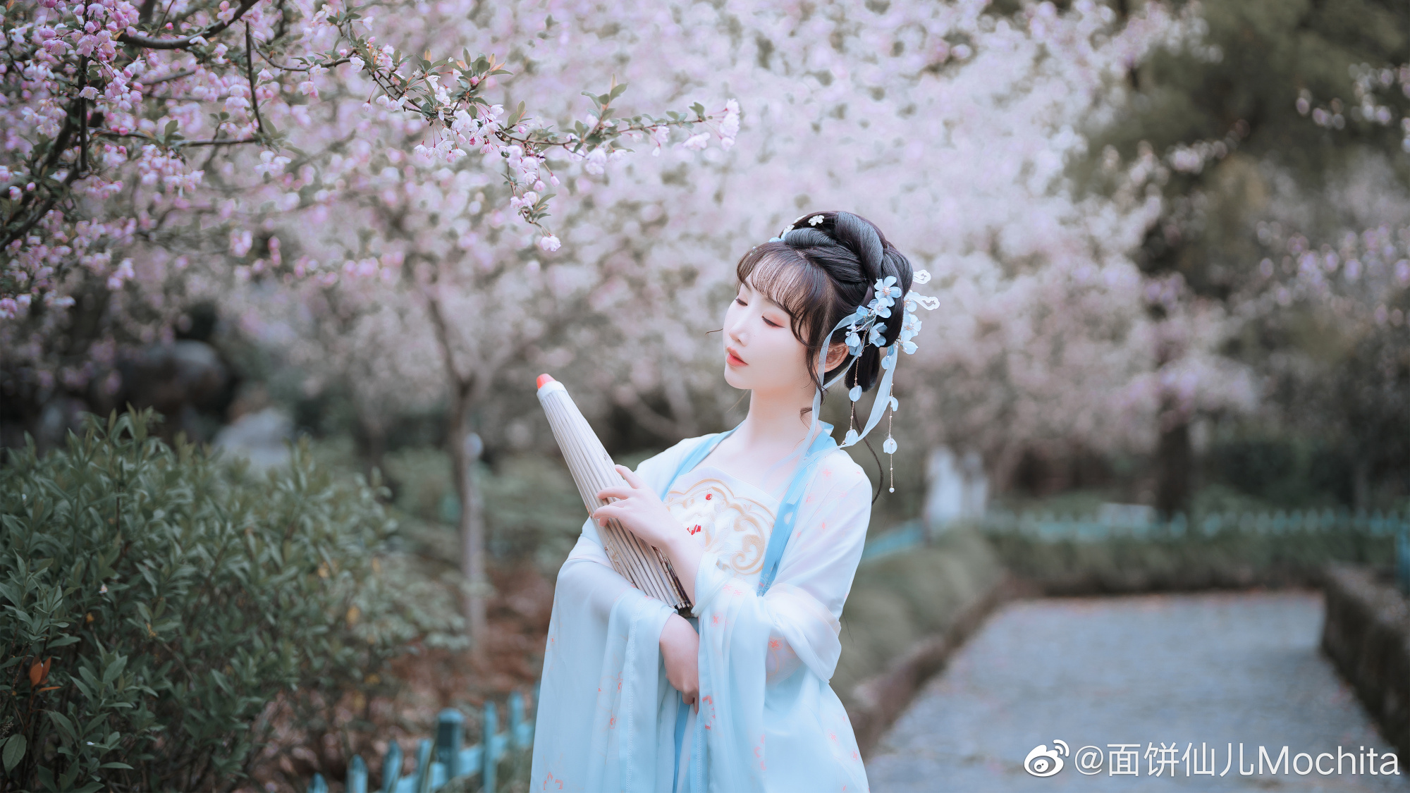 汉服 海棠花开绽放，是因为微雨降世 微雨跌落尘埃，是为了海棠而来@面饼仙儿Mochita