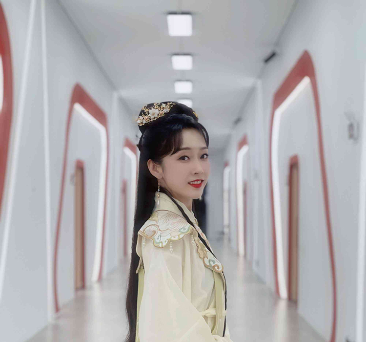 宣璐号召大家穿汉服去踏青，一身紫衣倾国倾城