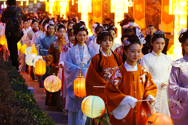 汉服象征着中国的春节庆祝活动