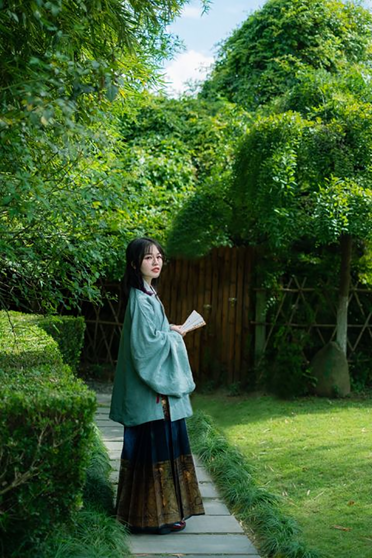 回归传统：汉服如何回归现代风格