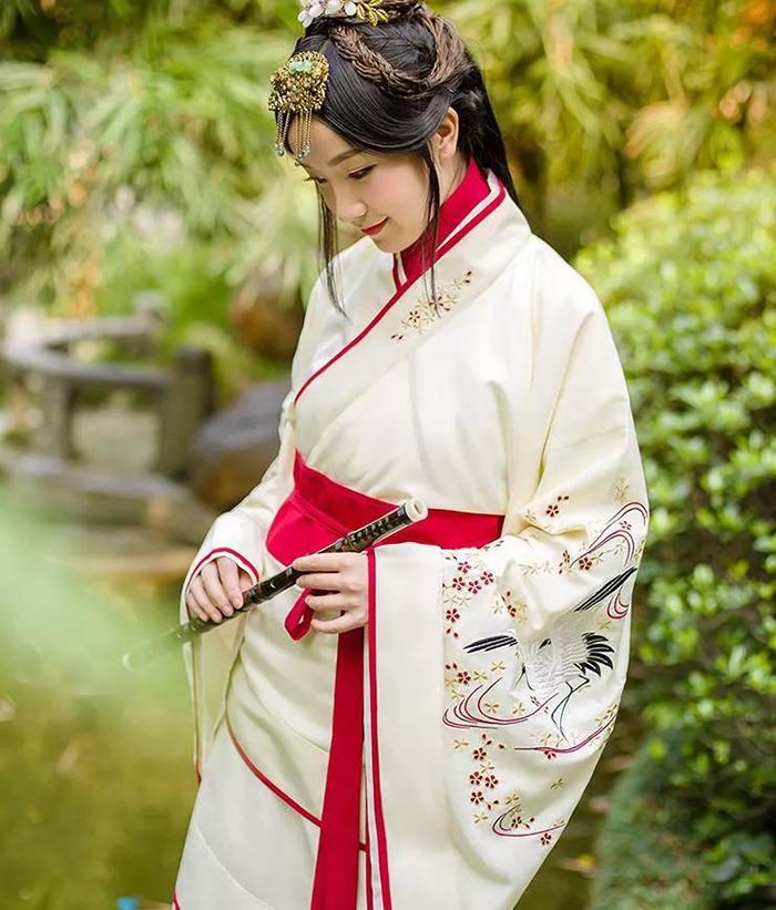 汉服究竟有多美？一袭襦裙霓裳，惊艳了岁月时光