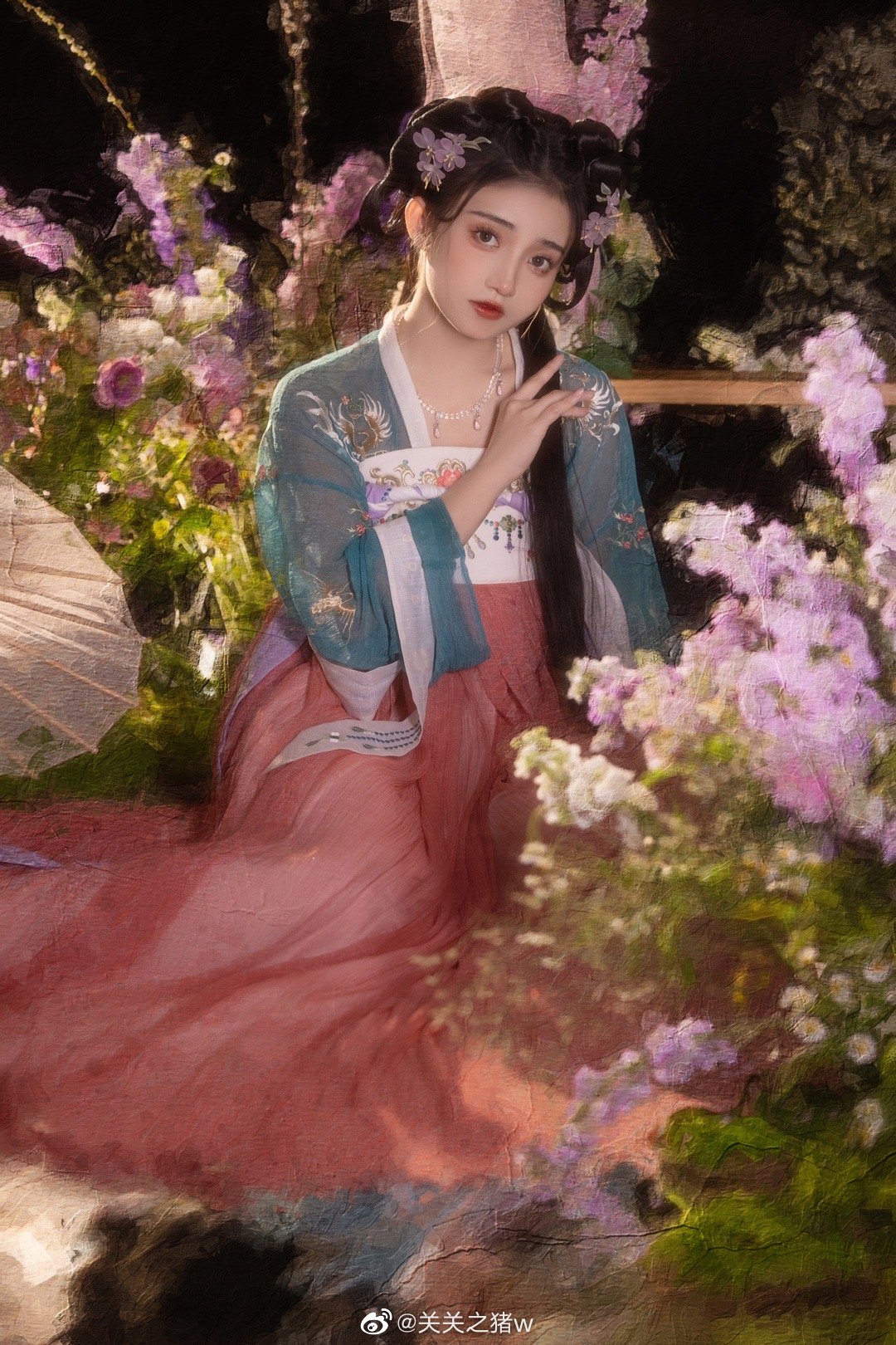汉服 真正的鲜花开在山野烂漫处@关关之猪w