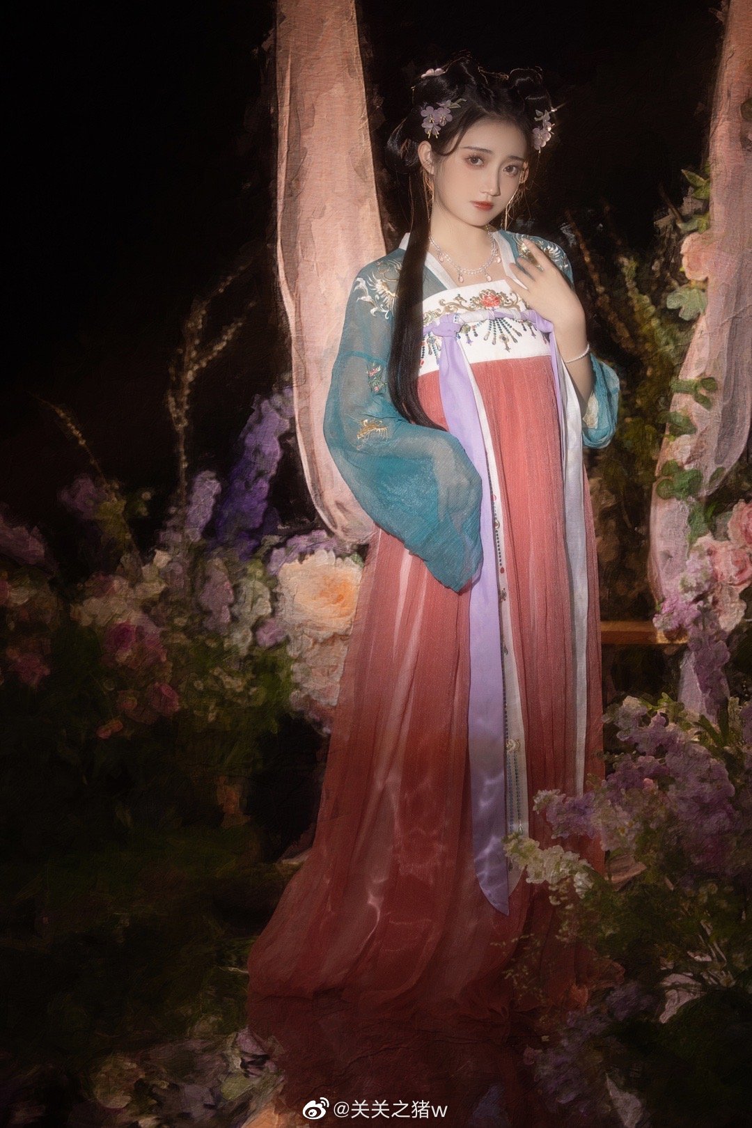 汉服 真正的鲜花开在山野烂漫处@关关之猪w