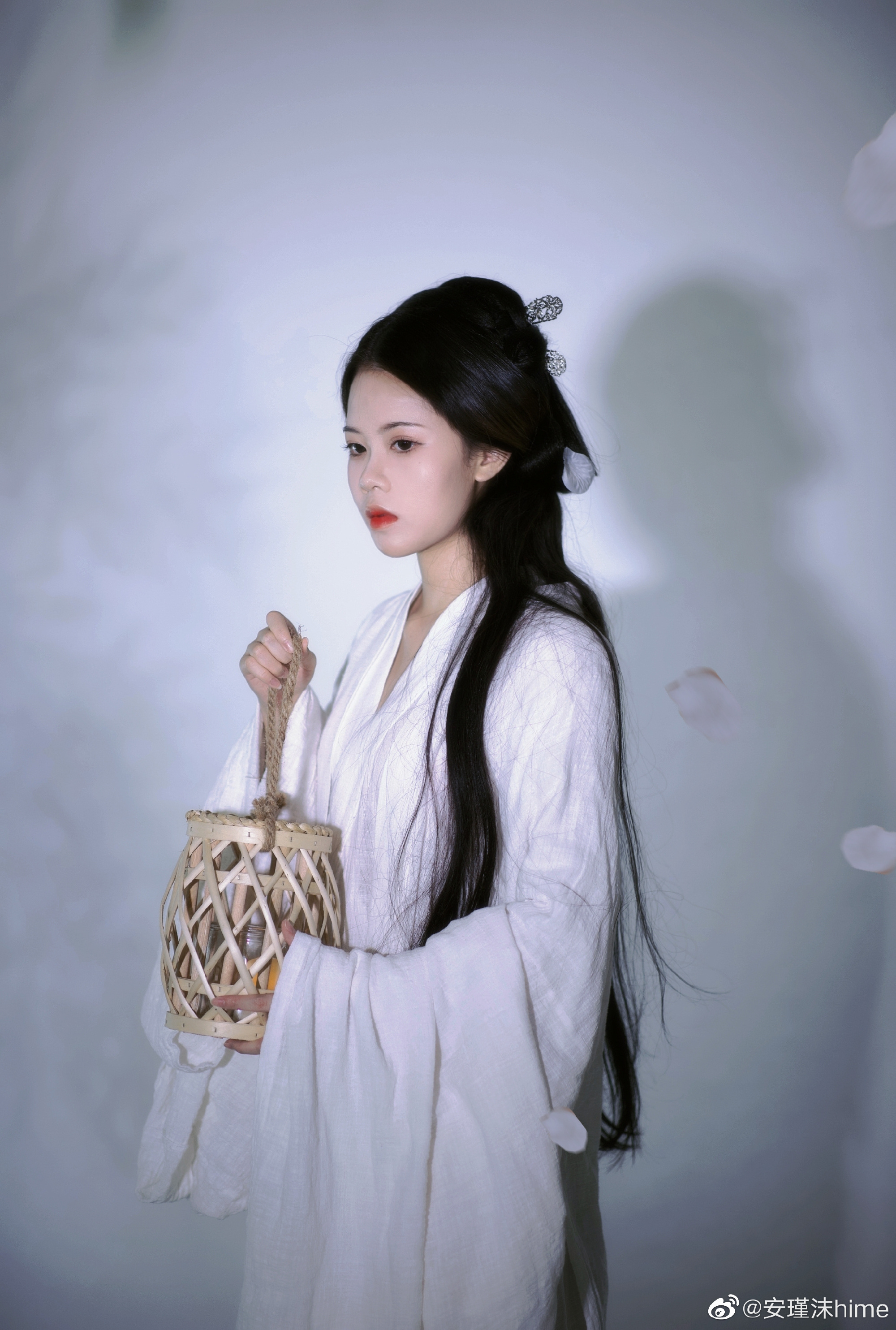 汉服 落花有意随流水，流水无情恋落花。@安瑾沫hime