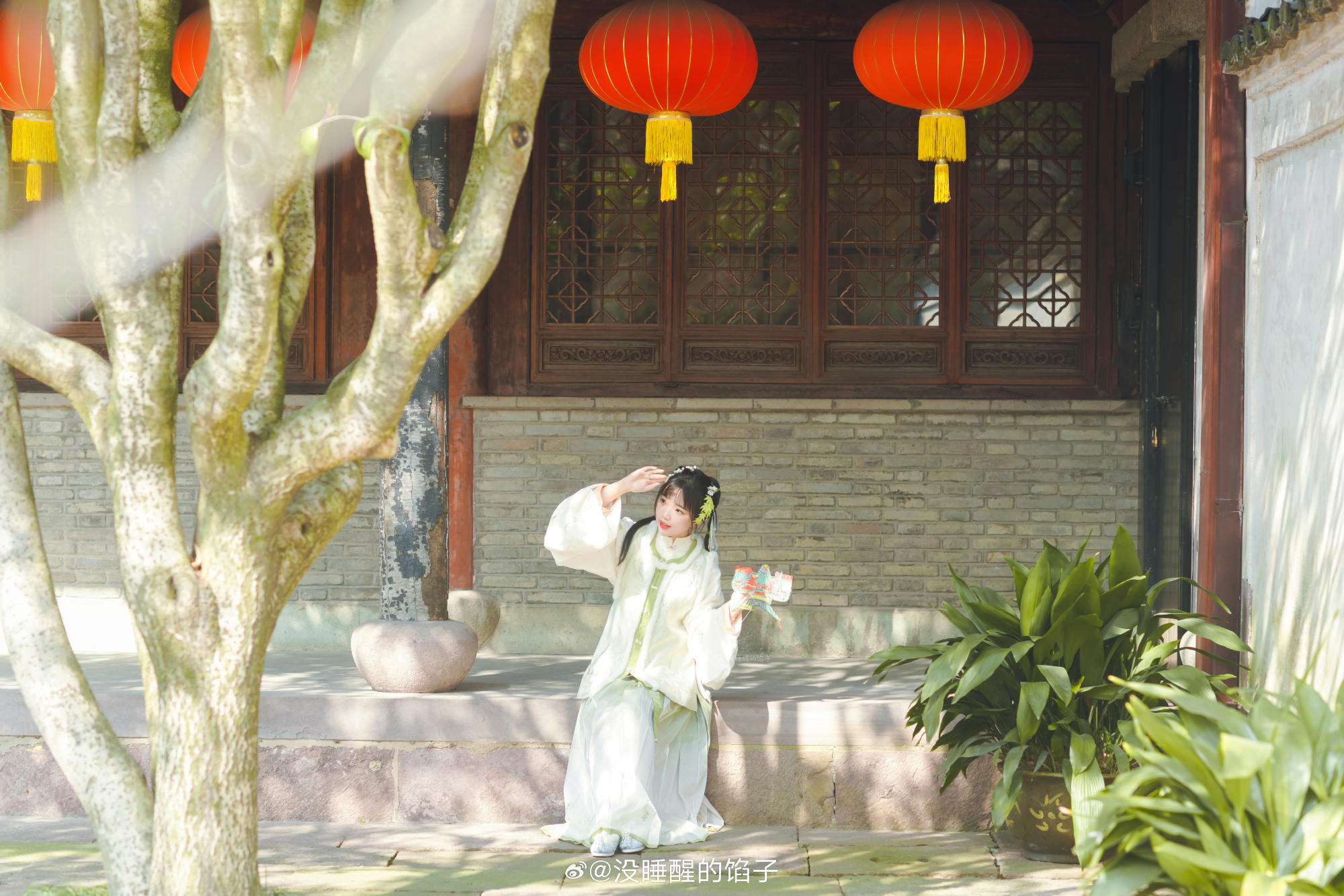 汉服 先生说考功名就得读书破万卷 但我也想和你趁好春光放纸鸢。@没睡醒的馅子