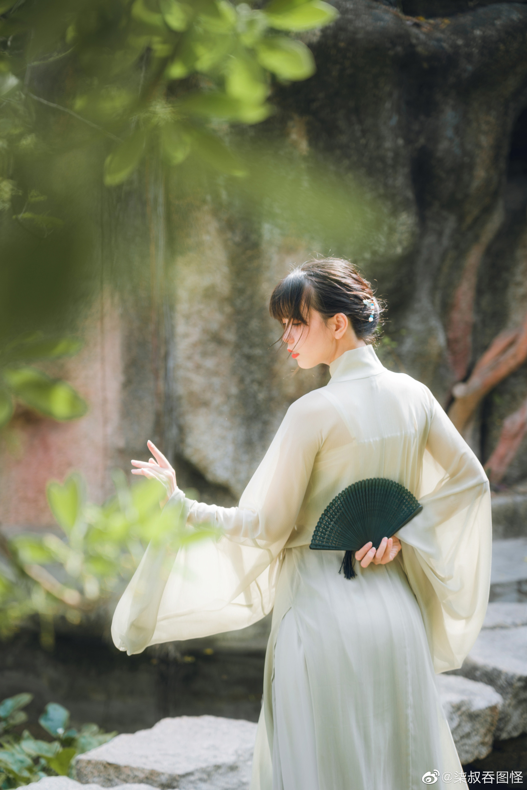 春宵折旧几多愁，花影倚窗人倚楼。@一只陶瓷碗_