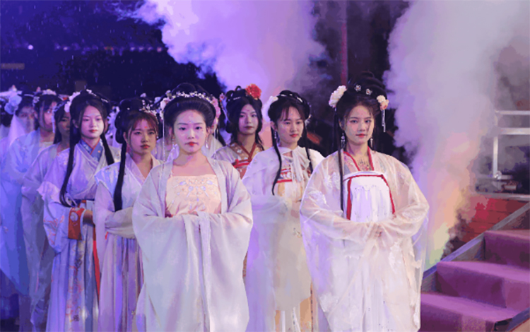 这个31岁的汉服体验馆老板火了