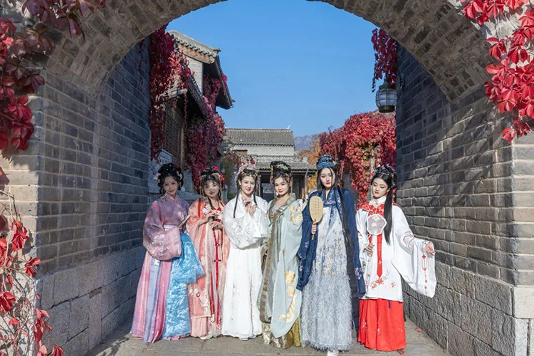 红叶雅集｜到古北水镇汉服节来一场秋意汉服行