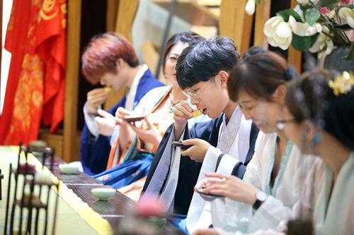 汉服传统服饰正在成为中国年轻一代的新潮流