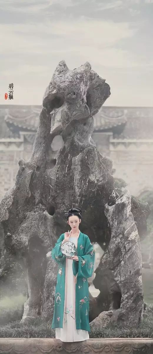 【仙气汉服】粉领绣褙凝深翠，玉蜓飞上碧云鬟