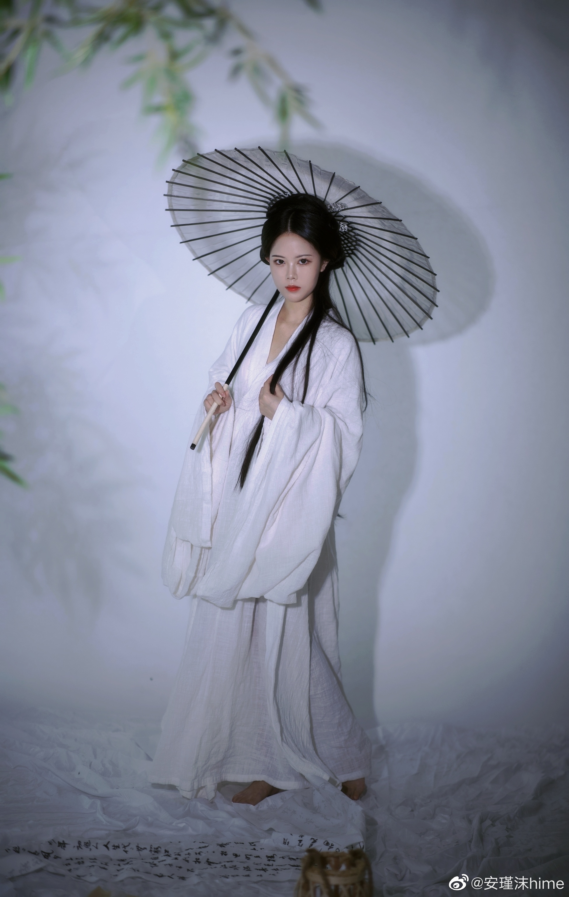 汉服 落花有意随流水，流水无情恋落花。@安瑾沫hime