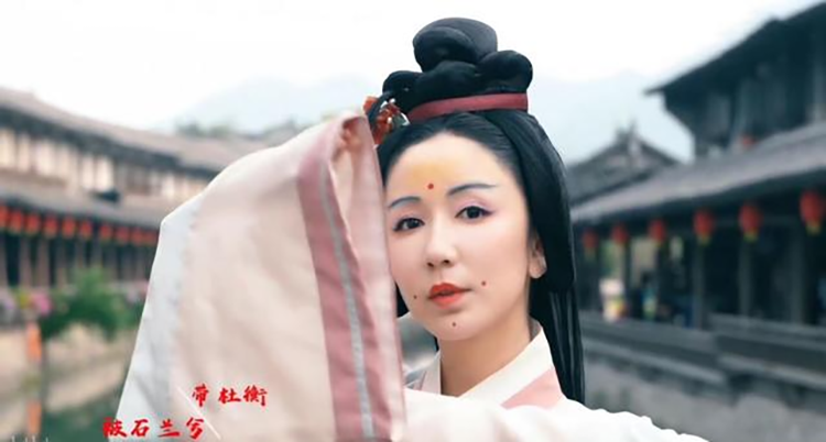 33岁的娄艺潇身穿汉服出席北京时装周