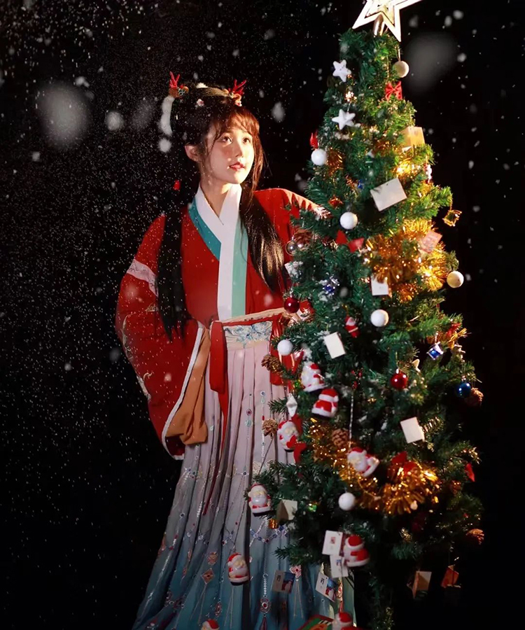 当汉服遇到圣诞节，文化交融的背后是文化自信