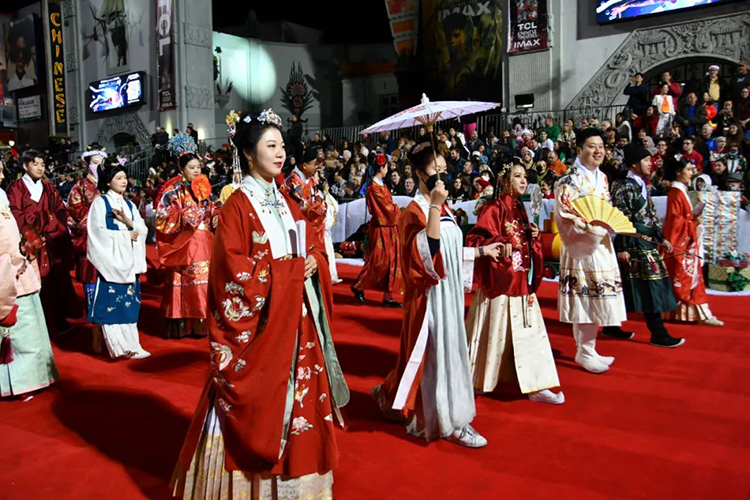华流才是顶流！中国汉服方阵首次亮相好莱坞圣诞大游行