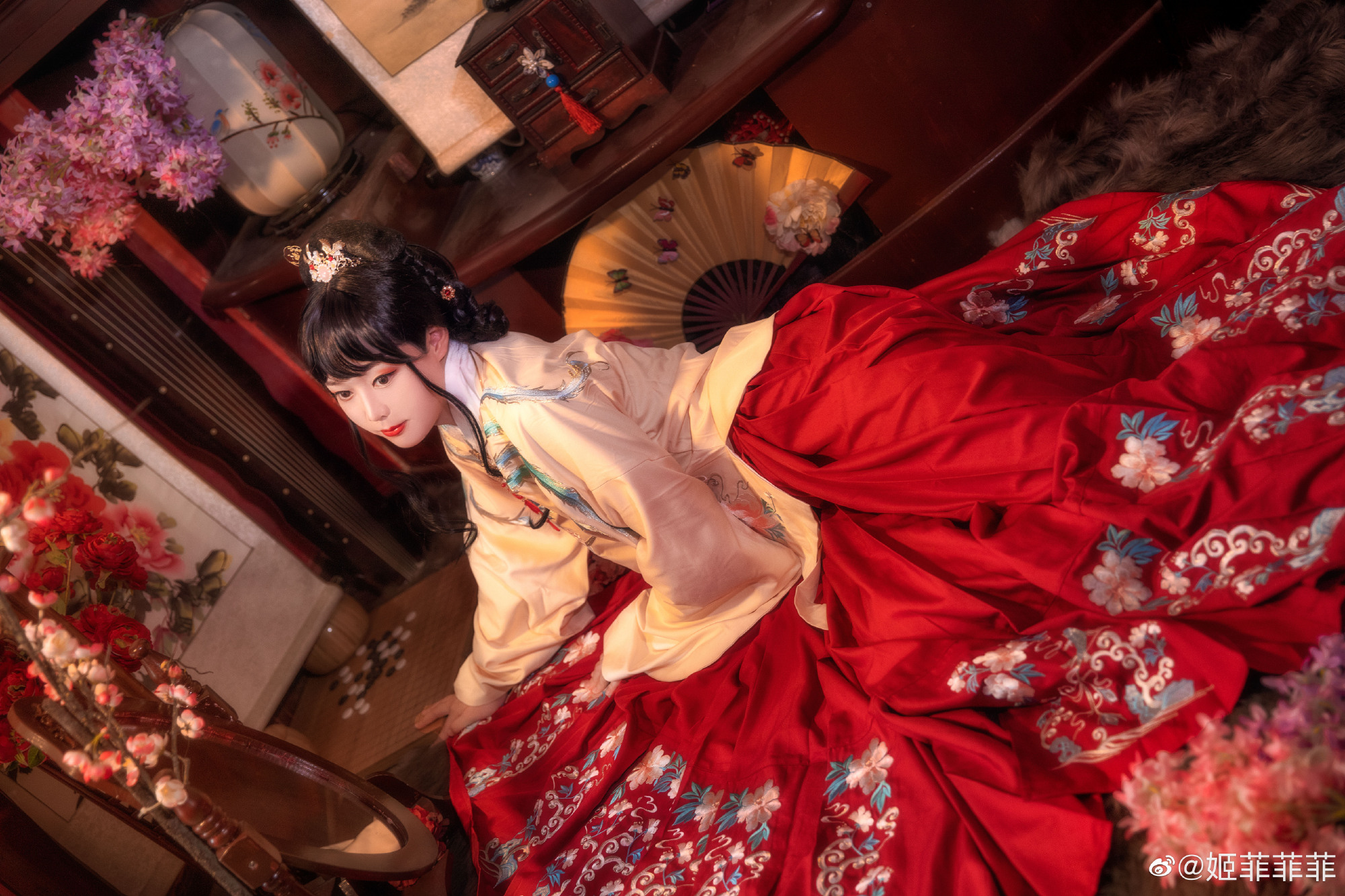 汉服 岁岁皆欢愉，年年皆胜意。@姬菲菲菲