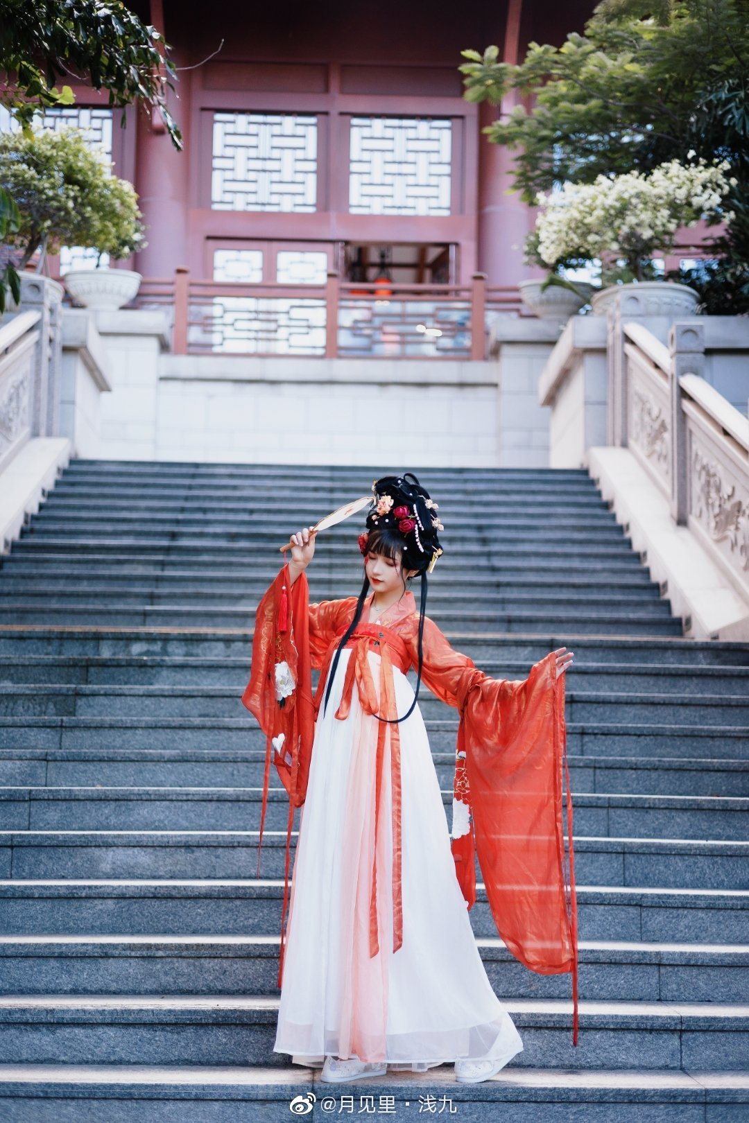 [汉服]云想衣裳花想容， 春风拂槛露华浓。@月见里·浅九