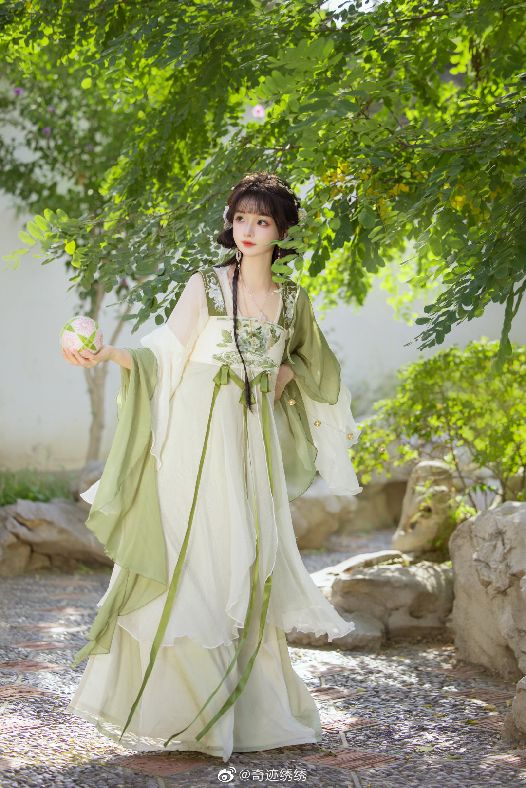 莺莺燕燕春春，花花柳柳真真。@奇迹绣绣
