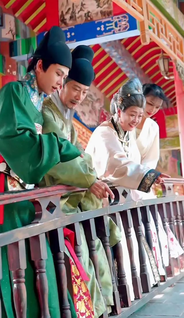 长沙爷爷汉服变装惊艳众人：在故宫拍照被围观