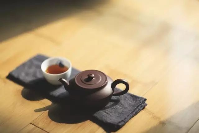 最好的生活丨杯中有茶，口袋有钱，手中有书