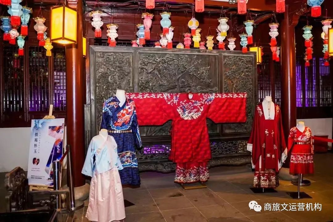 在国外穿汉服的女孩们：推动汉服复兴，顺便当网红！