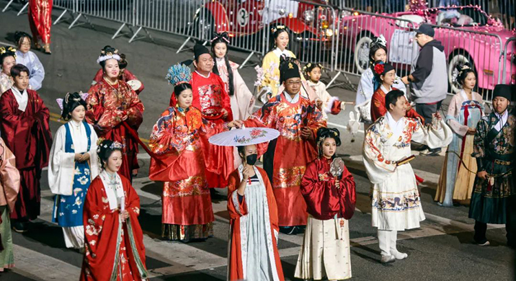 华流才是顶流！中国汉服方阵首次亮相好莱坞圣诞大游行