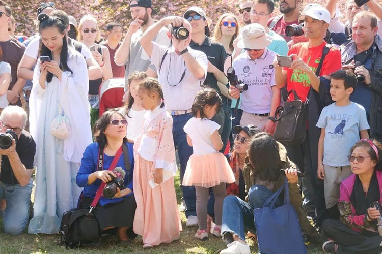 在国外穿汉服的女孩们：推动汉服复兴，顺便当网红！