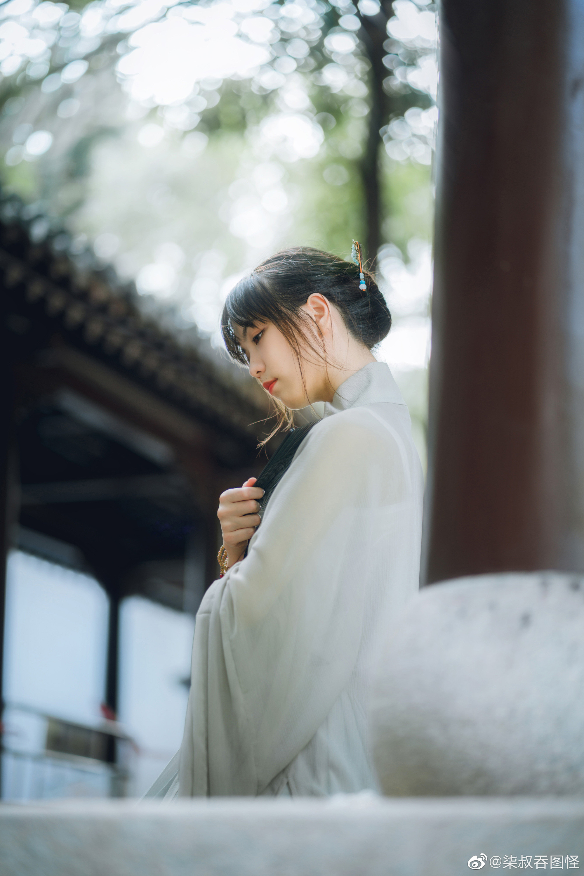 春宵折旧几多愁，花影倚窗人倚楼。@一只陶瓷碗_