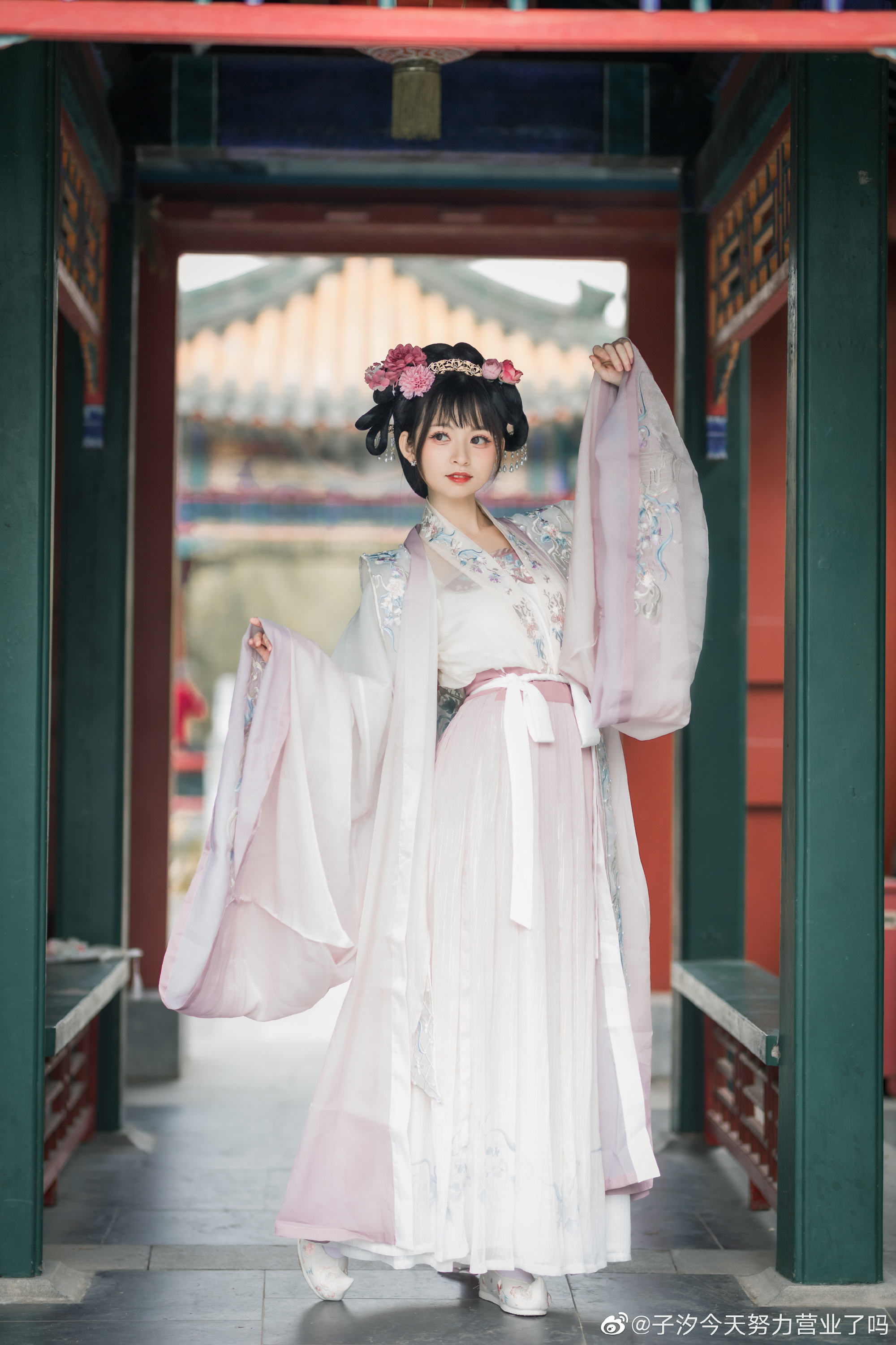 【汉服】大宋小公主出逃啦 宫墙内，孤城闭。 只愿爱人一生顺遂。@子汐今天努力营业了吗