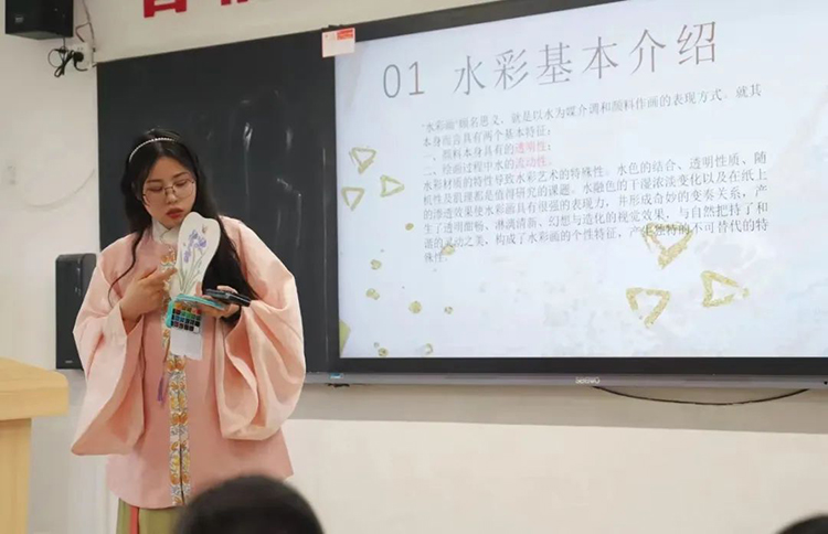 师与汉服‖三尺讲台着汉服，奕奕风采，灼灼其华