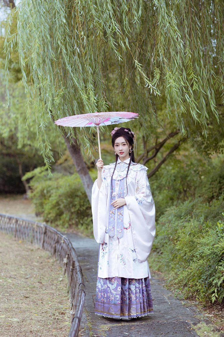 被穿汉服的宣璐惊艳到了！古典又端庄，越看越心动！