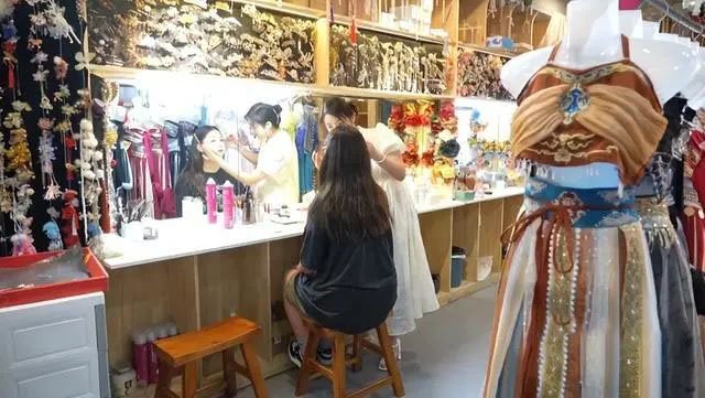 旺季日均收入五六千元！汽配店变汉服店？
